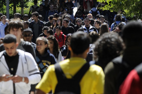 A crowd of UIC students on campus