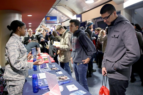 Students gather information about campus at UIC Ignite