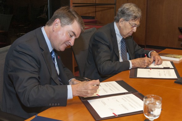 Cuauhtémoc Cárdenas Solórzano, Mexico City secretary of foreign affairs, and Michael Redding, UIC executive associate chancellor for public and government affairs, sign an agreement for cultural and academic collaboration