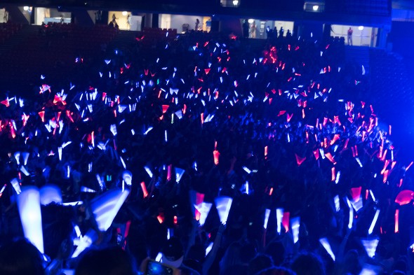 crowd holding up glow sticks