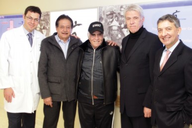Vicente Fernández Gómez, center, with (L-R) UIC surgeon Jose Oberholzer, the singer’s friend and physician Roberto Esquivel Ruano, and UIC surgeons Pier Cristoforo Giulianotti and Enrico Benedetti.