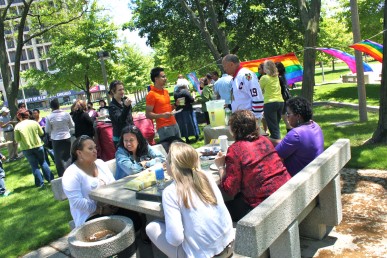 Students, faculty and staff at a picnic