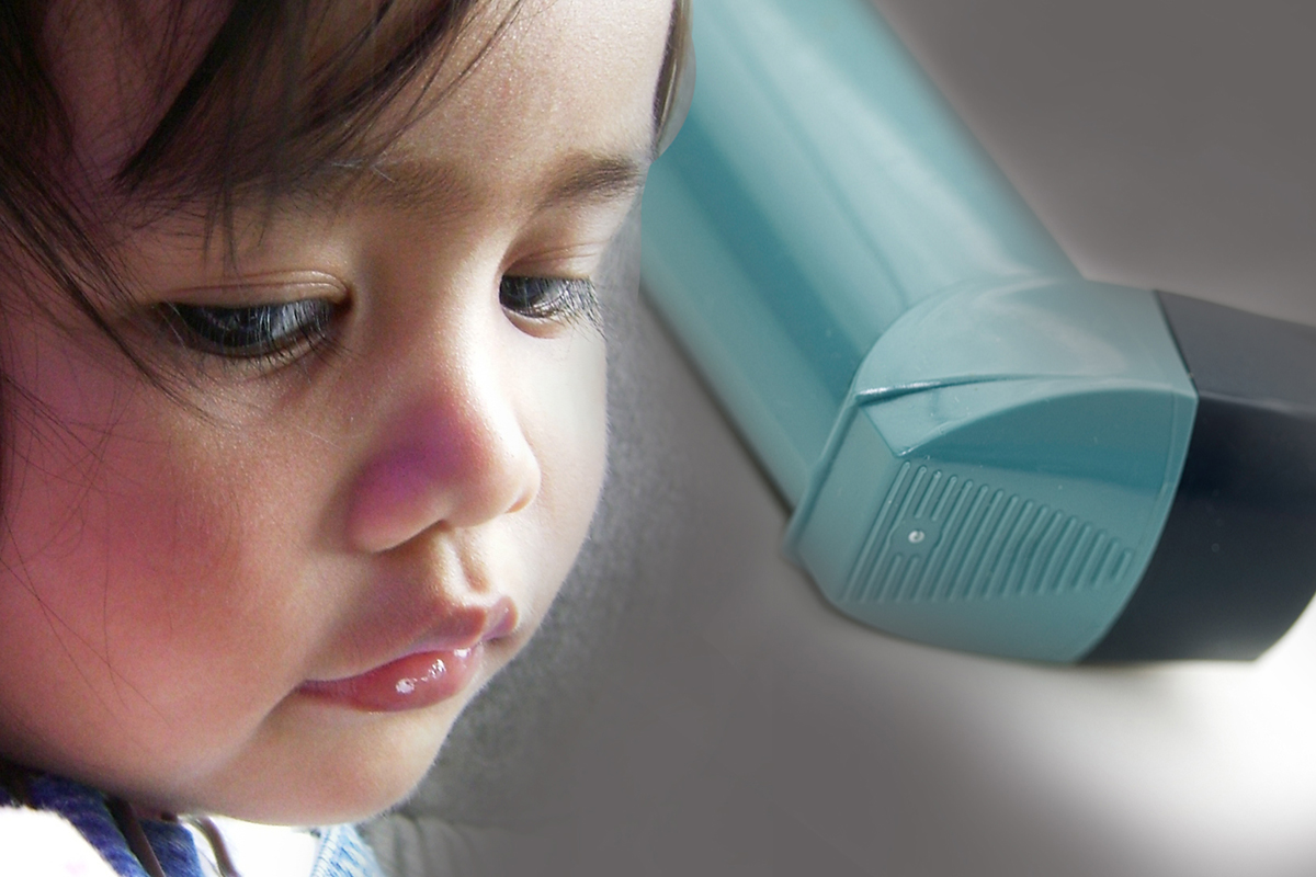 Астма в детстве. Дети астматики. Течение ба у детей. Картинка бронхиальная астма у девочек и мальчиков. Остми.
