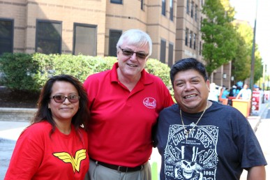 UIC Chancellor Michael Amiridis visited with new students and families. Photo: Jenny Fontaine
