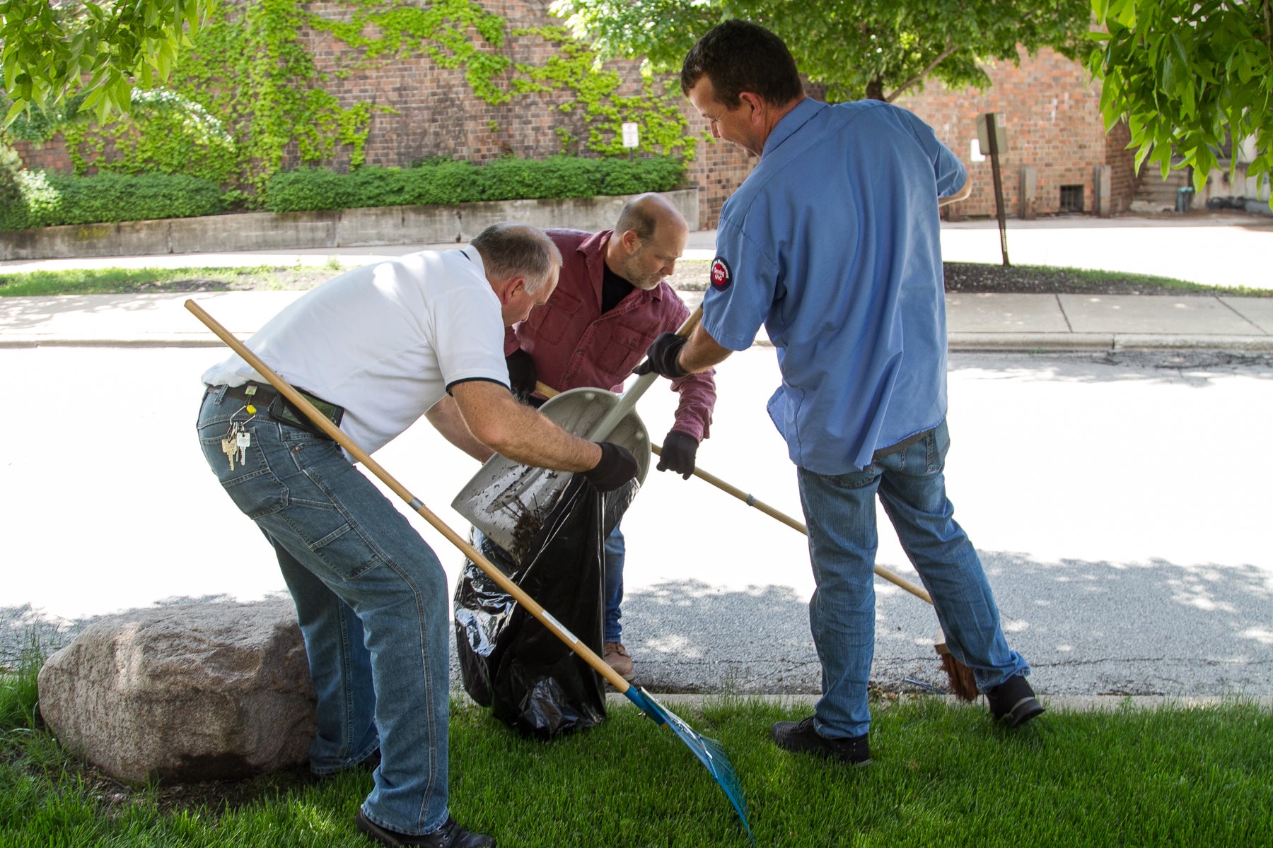 Volunteers Help Keep Campus Clean | UIC Today