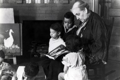 Jane Addams with children at Hull-House.