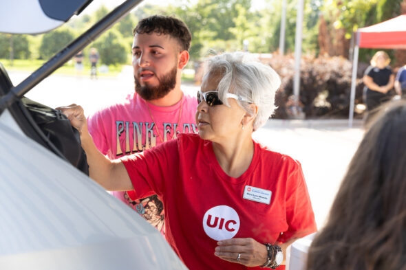Chancellor Marie Lynn Miranda greets second-year student and Evans Scholar Noah Melendez and his family during move-in day at the Academic and Residential Complex. (Photo: Jenny Fontaine/University of Illinois Chicago)