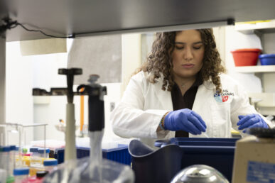 Karina Bonilla, alumna de L@s GANAS, trabaja en un laboratorio. (Foto: Jenny Fontaine/Universidad de Illinois Chicago)