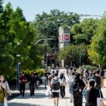 Students walking towards the east campus. Photo by Martin Hernandez/UIC