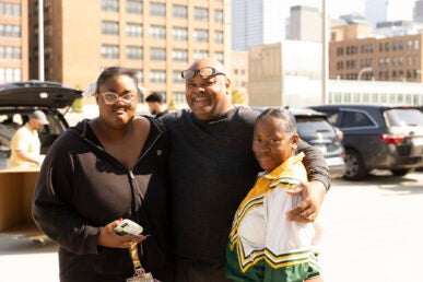 Vivi Kincade (left) her father Roosevelt (center) and mother Vanessa Kincade during move-in. (Photo: Jenny Fontaine/UIC)