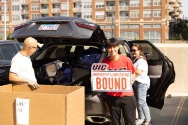 Paolo Paez (center) gets help from his parents during his move to UIC Aug. 23. (Photo: Jenny Fontaine/UIC)