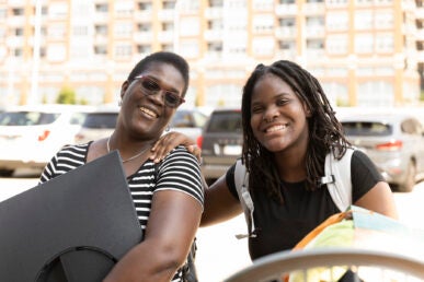 Roquel Poscoe Harvey (left) with her daughter Deiah Harvey during her move-in day Aug. 23. (Photo: Jenny Fontaine/UIC)