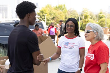 UIC Chancellor Marie Lynn Miranda (right) speaks with Sean Ikerodah (left) and his mother Glory (center). (Photo: Jenny Fontaine/UIC)