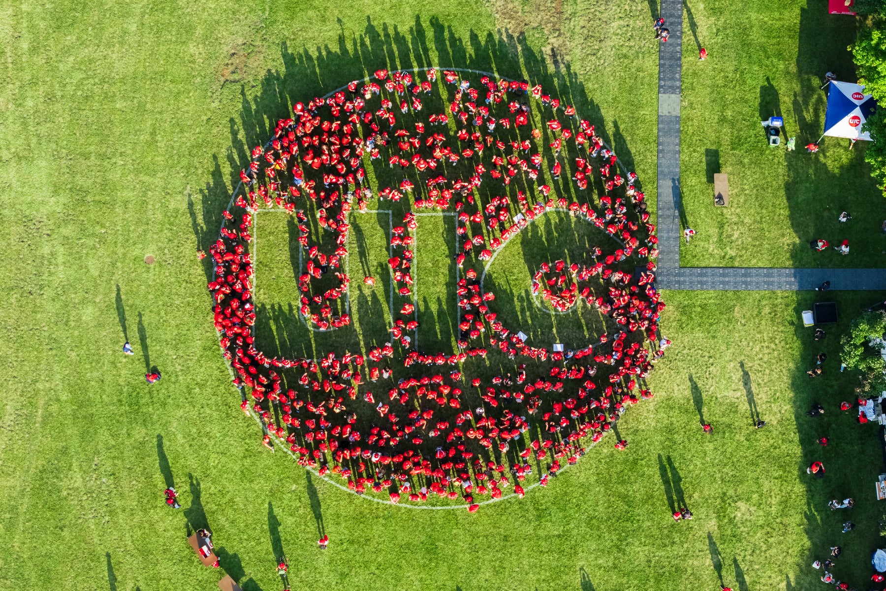 Students form the UIC logo at convocation