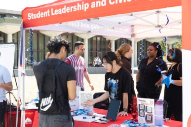 Students with UIC Student Leadership and Civic Engagement handing out voting information at the east side of campus Sept. 17, 2024. (Jenny Fontaine / UIC)