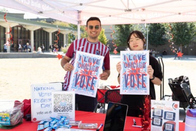 Students with UIC Student Leadership and Civic Engagement handing out voting information at the east side of campus Sept. 17, 2024. (Jenny Fontaine / UIC)