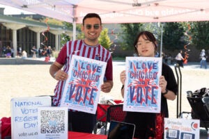 Students with UIC Student Leadership and Civic Engagement handing out voting information at the east side of campus Sept. 17, 2024. (Jenny Fontaine / UIC)