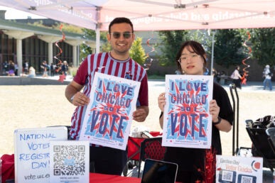 Students with UIC Student Leadership and Civic Engagement handing out voting information at the east side of campus Sept. 17, 2024. (Jenny Fontaine / UIC)